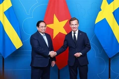 Le Premier ministre Pham Minh Chinh (à gauche) et son homologue suédois Ulf Kristersson. Photo: VNA