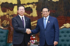 Le Premier ministre Pham Minh Chinh (droite) reçoit Peng Gangbing, président du Conseil d’administration de China Huadian Corporation Ltd. Photo: VNA