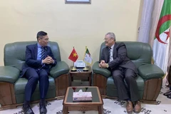 L'ambassadeur du Vietnam en Algérie, Trân Quôc Khanh (gauche) et le gouverneur de la province de Touggourt, Othmane Abdelaziz. Photo: VNA