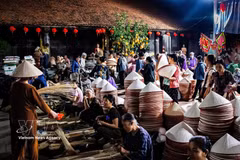 Les villageois de Chuông organisent les 4e, 10e, 14e, 20e, 24e et 30e jours de chaque mois lunaire un marché des chapeaux coniques. Photo: VNA