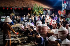 Les villageois de Chuông organisent les 4e, 10e, 14e, 20e, 24e et 30e jours de chaque mois lunaire un marché des chapeaux coniques. Photo: VNA