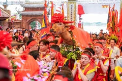 Procession de l’eau du fleuve Rouge lors de la fête traditionnelle du village de Bat Trang 2026. Photo: VNA
