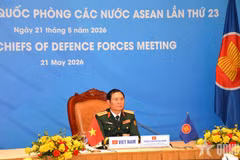 Le chef de la délégation vietnamienne, le général Nguyen Tan Cuong, chef d’état-major général de l’Armée et vice-ministre de la Défense, assiste à la 23e Réunion des chefs des forces de défense de l’ASEAN. Photo: VNA