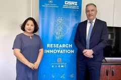 L'ambassadrice du Vietnam en Grèce, Pham Thi Thu Huong et Stavros Kalafatis, vice-ministre grec du Développement en charge de la Recherche et de l'Innovation. Photo: VNA
