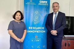 L'ambassadrice du Vietnam en Grèce, Pham Thi Thu Huong et Stavros Kalafatis, vice-ministre grec du Développement en charge de la Recherche et de l'Innovation. Photo: VNA