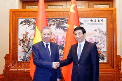 Le secrétaire général du PCV et président To Lam (droite) rencontre le dirigeant chinois Wang Huning. Photo : VNA