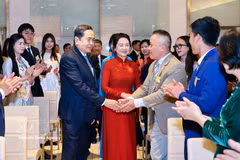 Le président de l’Assemblée nationale Tran Thanh Man rencontre des représentants de la communauté vietnamienne en Italie. Photo: VNA