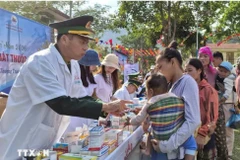 Les documents du 14e Congrès national du Parti souligne la position constante du Vietnam de considérer le peuple comme à la fois, « le centre, l'objectif, la motivation et la ressource du développement ». Photo: VNA