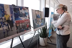 L'exposition présente une cinquantaine de photographies, mettant en avant l’image d’un Vietnam moderne et dynamique. Photo: VNA