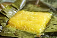 Sa couleur ambrée cristalline enrobe un mélange d’haricot mungo, de papaye verte et de sucre, le tout enveloppé dans des feuilles de bananier. Photo: VNA