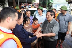 Le Premier ministre Pham Minh Chinh rend visite aux sinistrés du quartier de Phan Dinh Phung. Photo : VNA