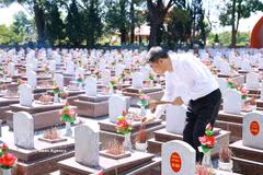 Le Premier ministre Le Minh Hung offre de l'encens au cimetière national des martyrs de Truong Son. Photo: VNA