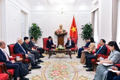 Le ministre des Affaires étrangères, Le Hoai Trung, reçoit le gouverneur de la préfecture japonais d'Okayama, Ibaragi Ryuta. Photo: ministère des Affaires étrangères