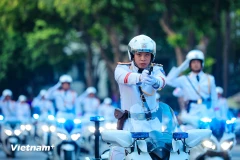 Des démonstrations de tir sont effectuées sur les motos. Photo: VNA