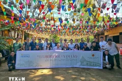 Des participants à « Photo tour ». Photo: VNA