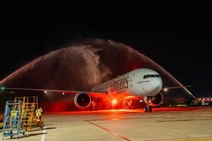 Le premier vol d'Emirates reliant Dubaï à Da Nang est salué par un salut au canon à eau. Photo : Sun Group