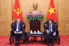 Le directeur de l'Académie nationale de politique Hô Chi Minh, Nguyên Xuân Thang (droite) et Doron Avnin, vice-président de Google. Photo: VNA