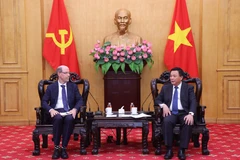 Le directeur de l'Académie nationale de politique Hô Chi Minh, Nguyên Xuân Thang (droite) et Doron Avnin, vice-président de Google. Photo: VNA