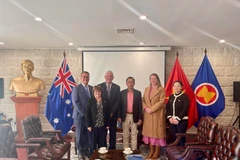 L'ambassadeur du Vietnam en Australie, Pham Hung Tam, et Logan K. Howlett, maire de la ville de Cockburn. Photo: VNA