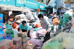 Au 27 novembre, le Vietnam a reçu environ 16 millions de dollars d'aide internationale pour faire face aux conséquences des pluies et inondations dévastatrices. Photo: VNA