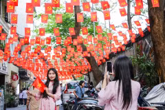 Les gens affluent dans les rues bordées de drapeaux pour prendre des photos, répandant ainsi la fierté nationale avant la grande fête nationale. Photo: VNA