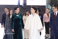 Ngo Phuong Ly (gauche), épouse du secrétaire général du Parti communiste du Vietnam (PCV) et président du Vietnam, To Lam, et Peng Liyuan, épouse du secrétaire général du Parti communiste chinois (PCC) et président chinois, Xi Jinping. Photo: VNA