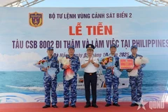 Cérémonie marquant le départ du navire CSB 8002 pour une visite officielle aux Philippines. Photo: qdnd.vn