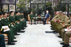Le chef d’état-major général de l’Armée populaire du Vietnam, Nguyên Tân Cuong, également vice-ministre de la Défense, rencontre le président cubain Miguel Díaz-Canel. Photo: VNA