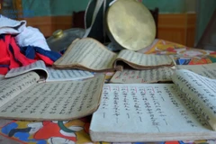 Des livres collectés et préservés par l’artisan Dang Van Son. Photo: baoquangninh.vn