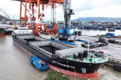 Un navire au port de Quy Nhon. Photo: VNA