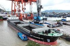 Un navire au port de Quy Nhon. Photo: VNA
