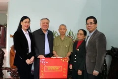 Le vice-Premier ministre permanent Nguyên Hoa Binh (2e de gauche) offre un cadeau à un ancien combattant à Quang Ngai. Photo: VNA