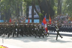 Des troupes cambodgiennes au défilé commémorant le 50e anniversaire de la réunification du Vietnam. Photo: VNA