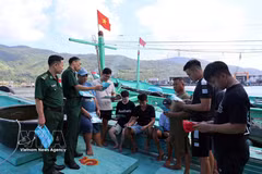 Des agents du Commandement des gardes-frontières de Da Nang sensibilisent les pêcheurs locaux à la pêche INN. Photo : VNA.