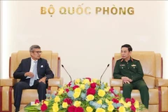 Le ministre vietnamien de la Défense, Phan Van Giang (droite) reçoit le secrétaire à la Défense de l'Inde, Rajesh Kumar Singh. Photo: VNA