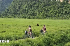 Entouré de paysages naturels préservés, le village séduit par son atmosphère paisible et l'authenticité de la vie quotidienne de ses habitants. Photo: VNA