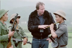 Le photographe allemand Thomas Billhardt (centre) et des soldats vietnamiens. Photo: Thomas Billhardt 