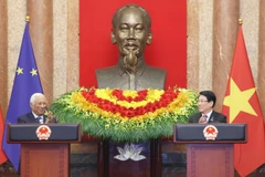 Le président vietnamien Luong Cuong (droite) et le président du Conseil européen António Costa informent des résultats de leur entretien. Photo: VNA
