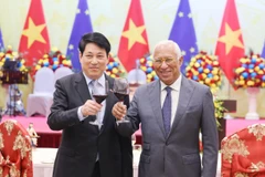 Le président vietnamien Luong Cuong (gauche) et le président du Conseil européen, António Costa lors du banquet à Hanoï: Photo: VNA