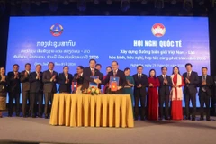 Signature de la communiqué commune de conférence internationale sur la construction d’une frontière Vietnam–Laos de paix, d’amitié et de coopération pour le développement en 2026. Photo: VNA