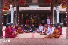 Des artisans de la commune de Hung Lô interprètent des chants Xoan. Photo: VNA