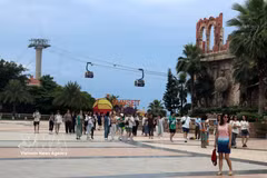Des visiteurs au complexe touristique Sun World Hon Thom à Phu Quoc. Photo. VNA