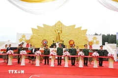 Inauguration du monument « Solidarité et Alliance de combat Vietnam-Laos » à Champassak. Photo: VNA
