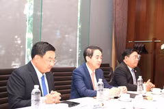 Des responsables de Khanh Hoa lors de la séance de travail avec le groupe HD Hyundai. Photo : VNA