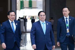 Le Premier ministre Pham Minh Chinh (au milieu) participe à la séance plénière d’ouverture de la 16e Réunion annuelle des nouveaux champions du Forum économique mondial. Photo: VNA