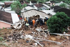 Recherche des personnes piégées dans une maison effondrée après des inondations à Durban, province du KwaZulu-Natal, Afrique du Sud, le 12 avril 2022. Photo: AFP