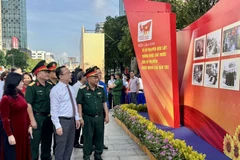 Des délégués visitent l'exposition « De l’ère de l’indépendance et de la réunification nationales à l’ère du progrès national » à Hô Chi Minh-Ville. Photo: VNA
