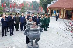 Le secrétaire général du Parti, To Lam, offre de l'encens en mémoire du feu leader du Parti Nguyen Van Linh. Photo: VNA