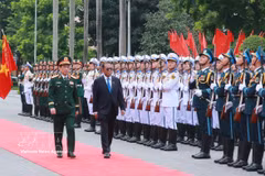 Le général Phan Van Giang, vice-Premier ministre et ministre vietnamien de la Défense et le ministre malaisien de la Défense, Dato' Seri Mohamed Khaled bin Nordin passent en revue la garde d'honneur de l'Armée populaire du VIetnam. Photo: VNA