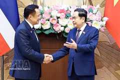 Le président de l’Assemblée nationale, Tran Thanh Man (droite), reçoit le Premier ministre thaïlandais, Anutin Charnvirakul. Photo: VNA